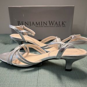 Touch Ups Women’s 9 Silver Heeled Sandals Dress Prom Wedding Shoes New in Box